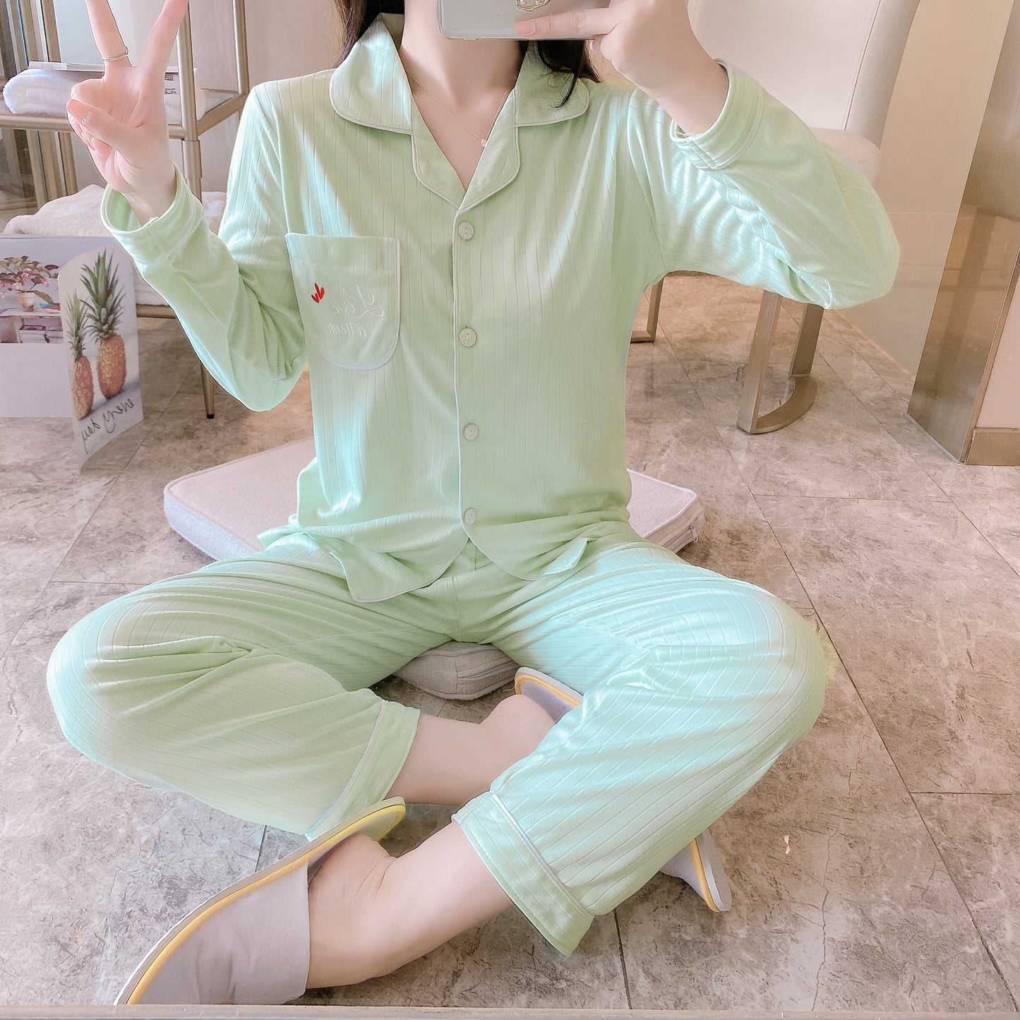 Two-piece pajamas with pure cotton buttons