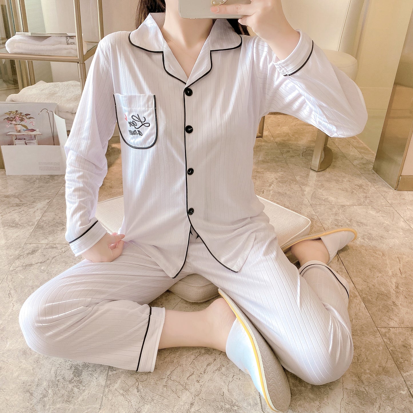 Two-piece pajamas with pure cotton buttons