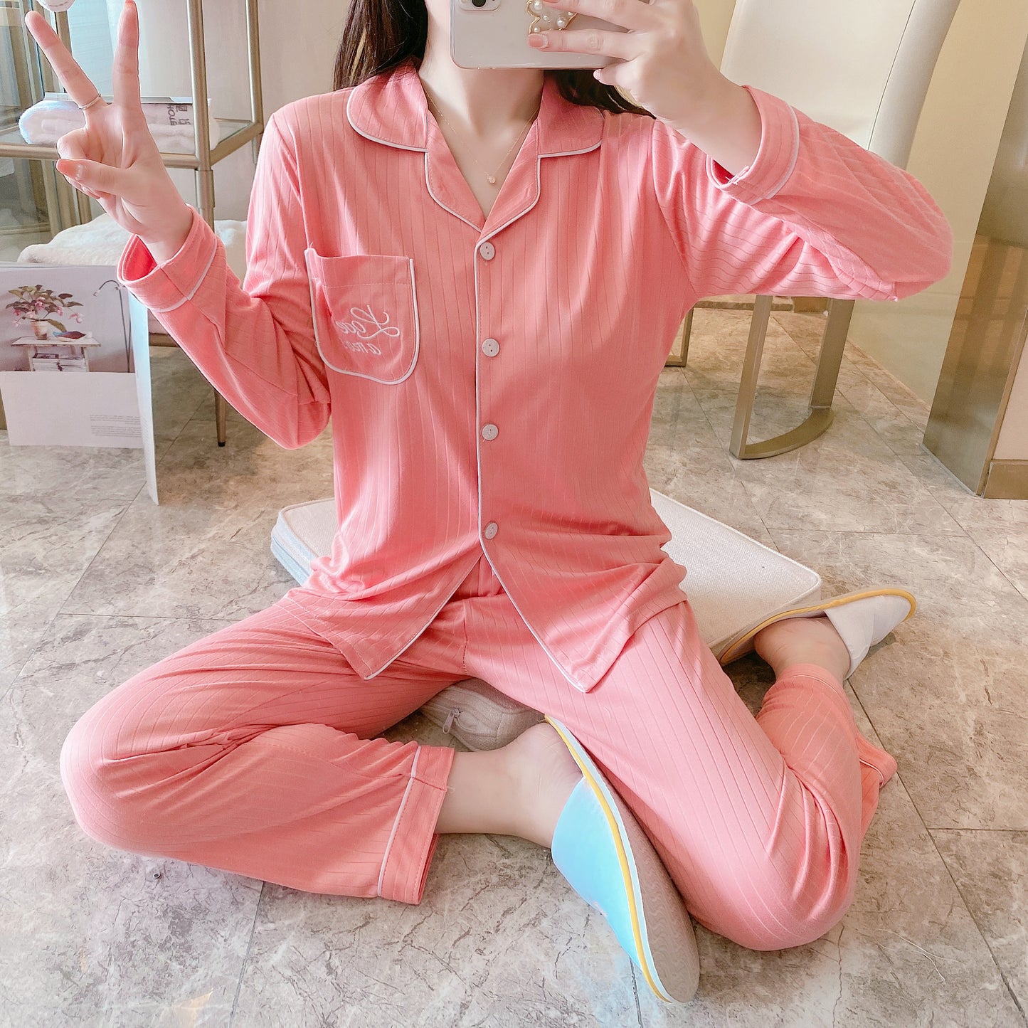 Two-piece pajamas with pure cotton buttons