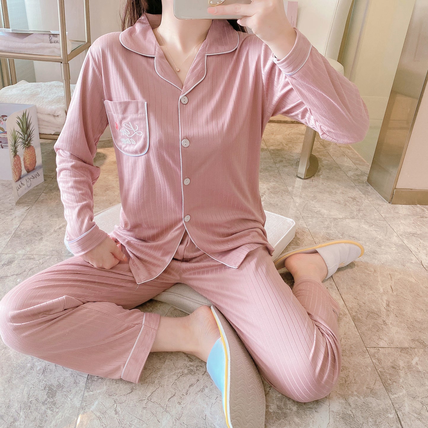 Two-piece pajamas with pure cotton buttons