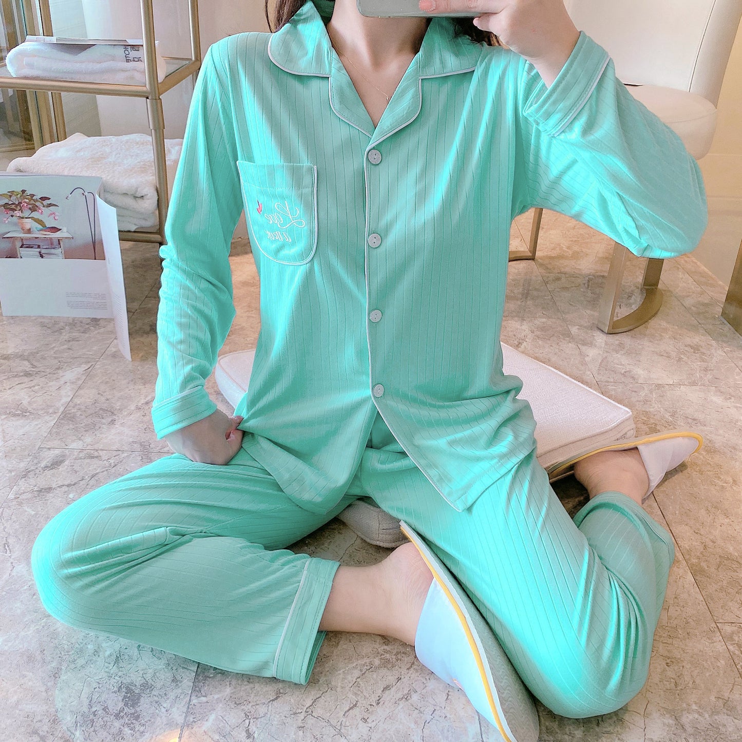 Two-piece pajamas with pure cotton buttons