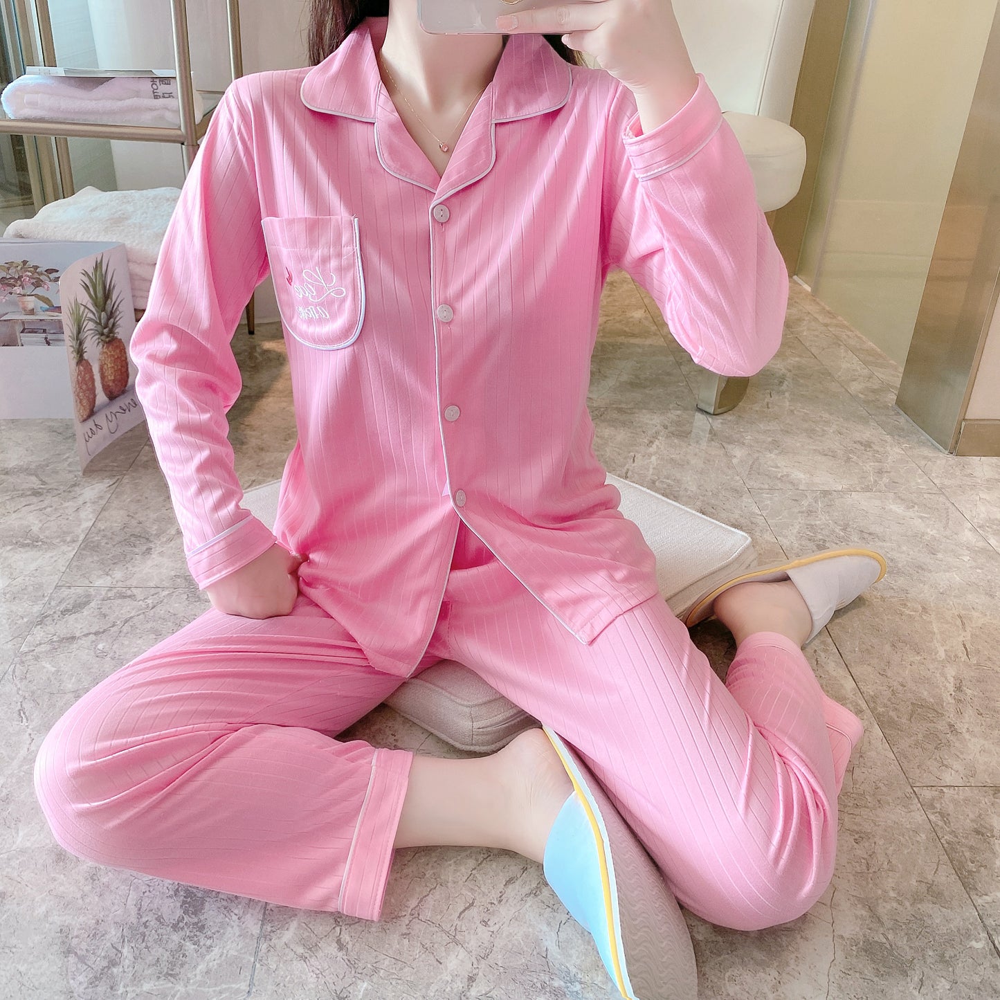 Two-piece pajamas with pure cotton buttons