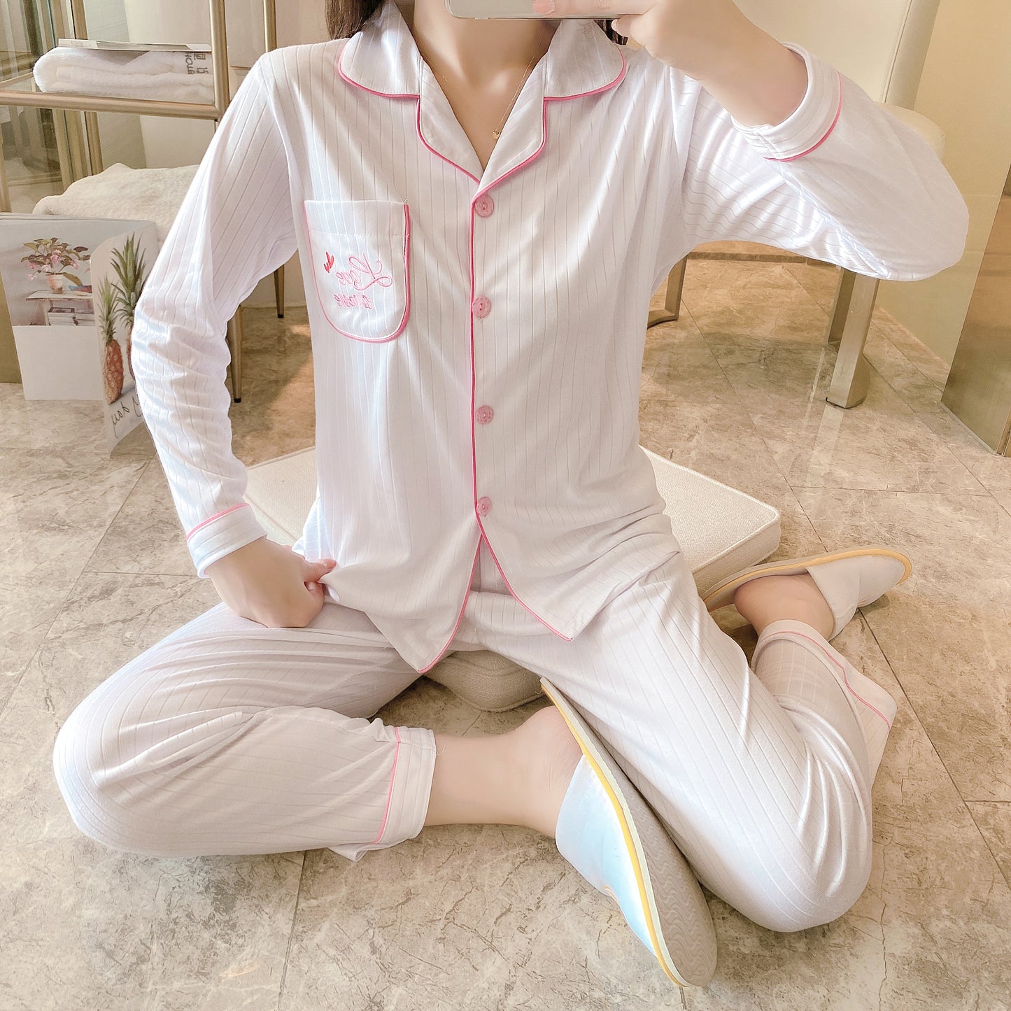 Two-piece pajamas with pure cotton buttons