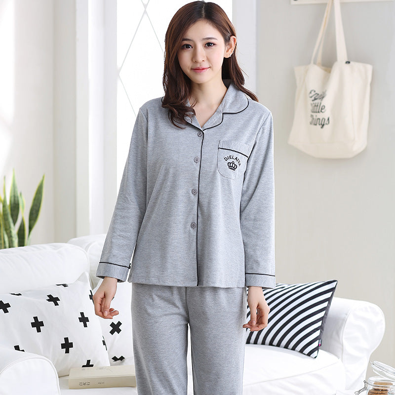 Two-piece pajamas with pure cotton buttons